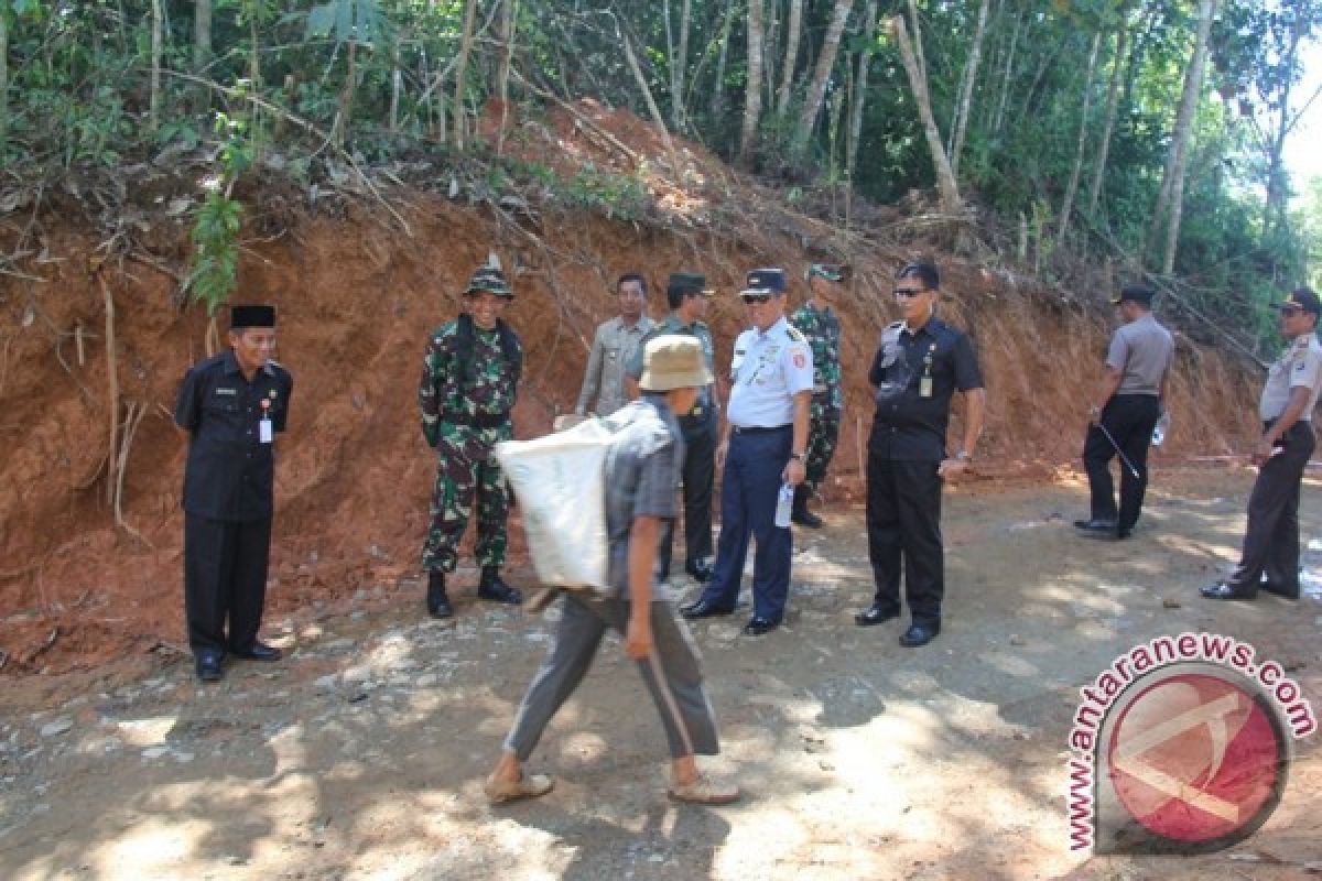 TMMD Ke-100 Bangun Badan Jalan Desa Walangkir