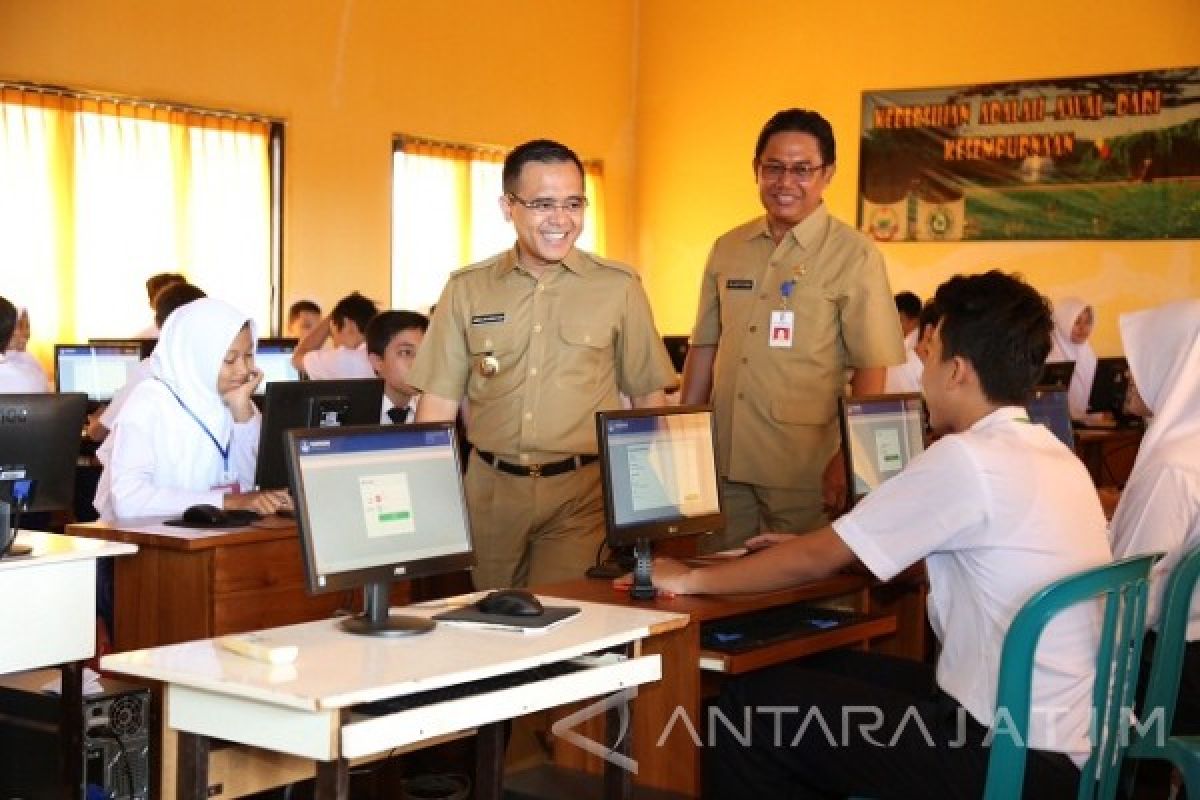 Bupati Anas Puas Pelaksanaan UNBK SMP Lancar