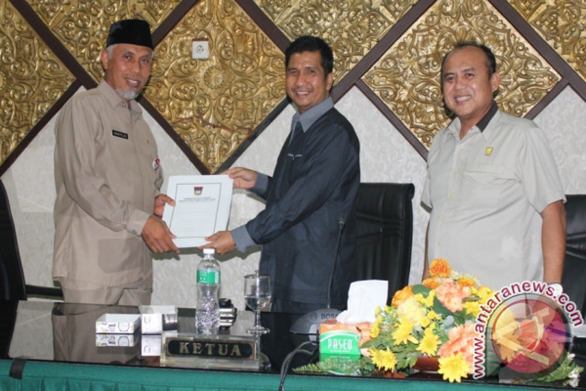 DPRD Padang Tetapkan Tiga Ranperda Inisiatif Menjadi Perda