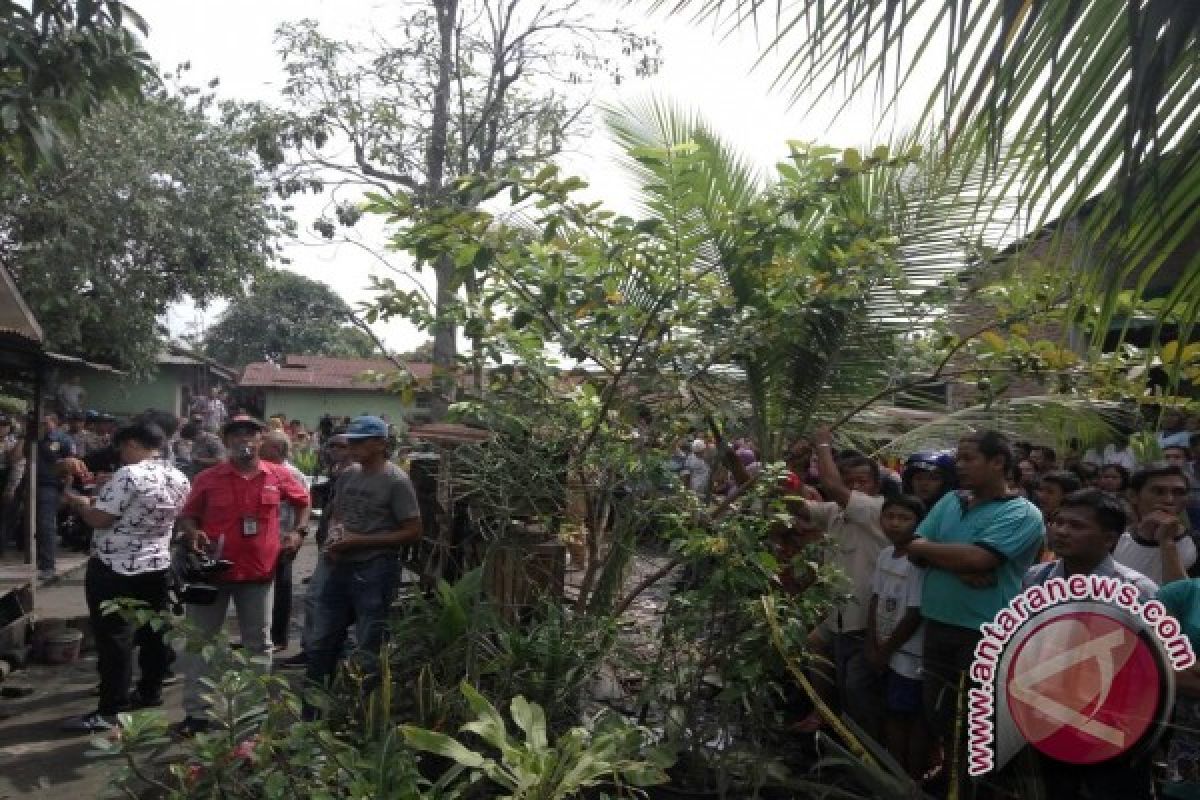 Rekonstruksi Pembunuhan Satu Keluarga Jadi Tontonan Warga