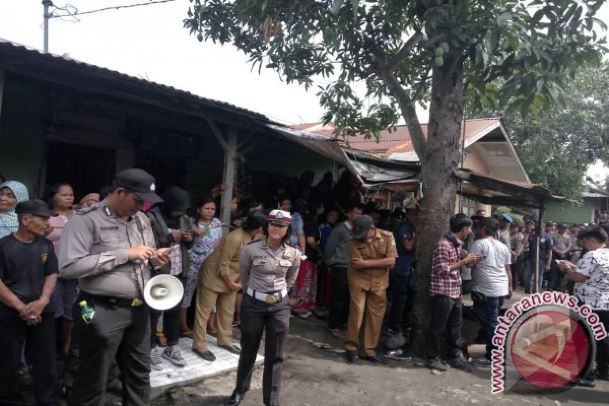 Polisi Rekonstruksi Pembunuhan 1 Keluarga di Medan