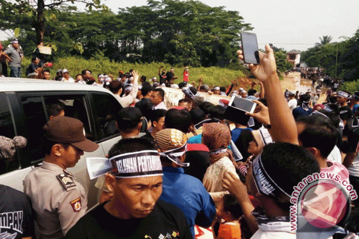 Waduh, Warga Karawang Kepung Hakim Di Lahan Pertambangan