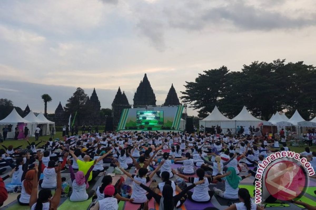 1.000 orang lakukan yoga di Candi Prambanan