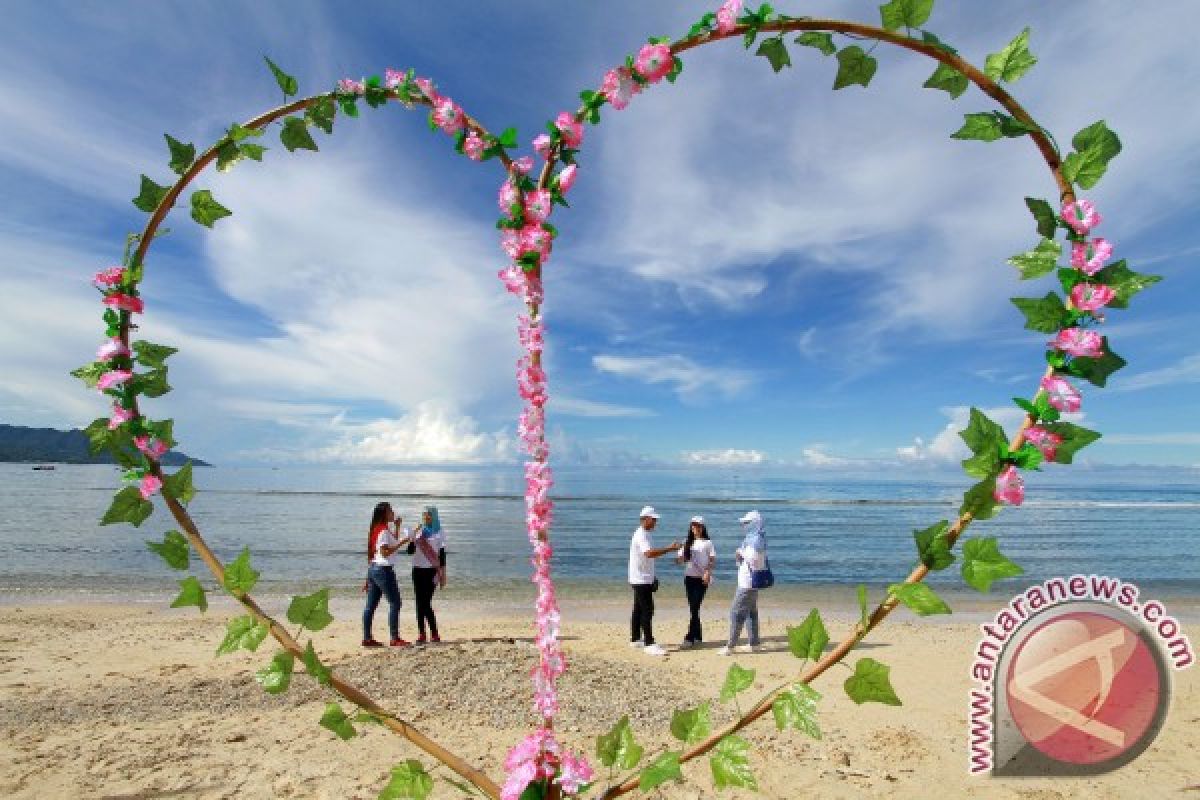 Pasir dan Bebatuan Pikat Pengunjung Pantai Kurenai