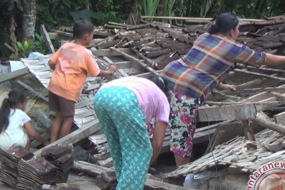 Rumah Jebol Akibat Hujan di Tabanan