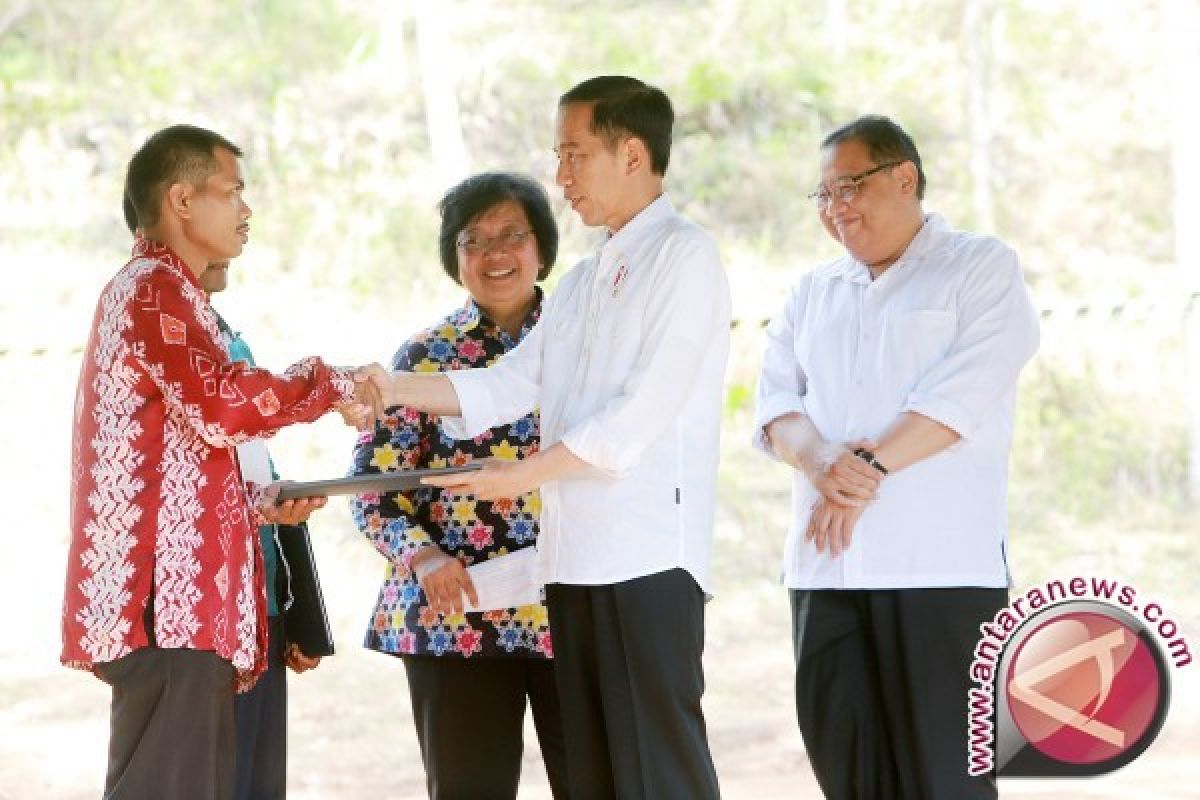 President handsover community forest decrees in Tanah Laut