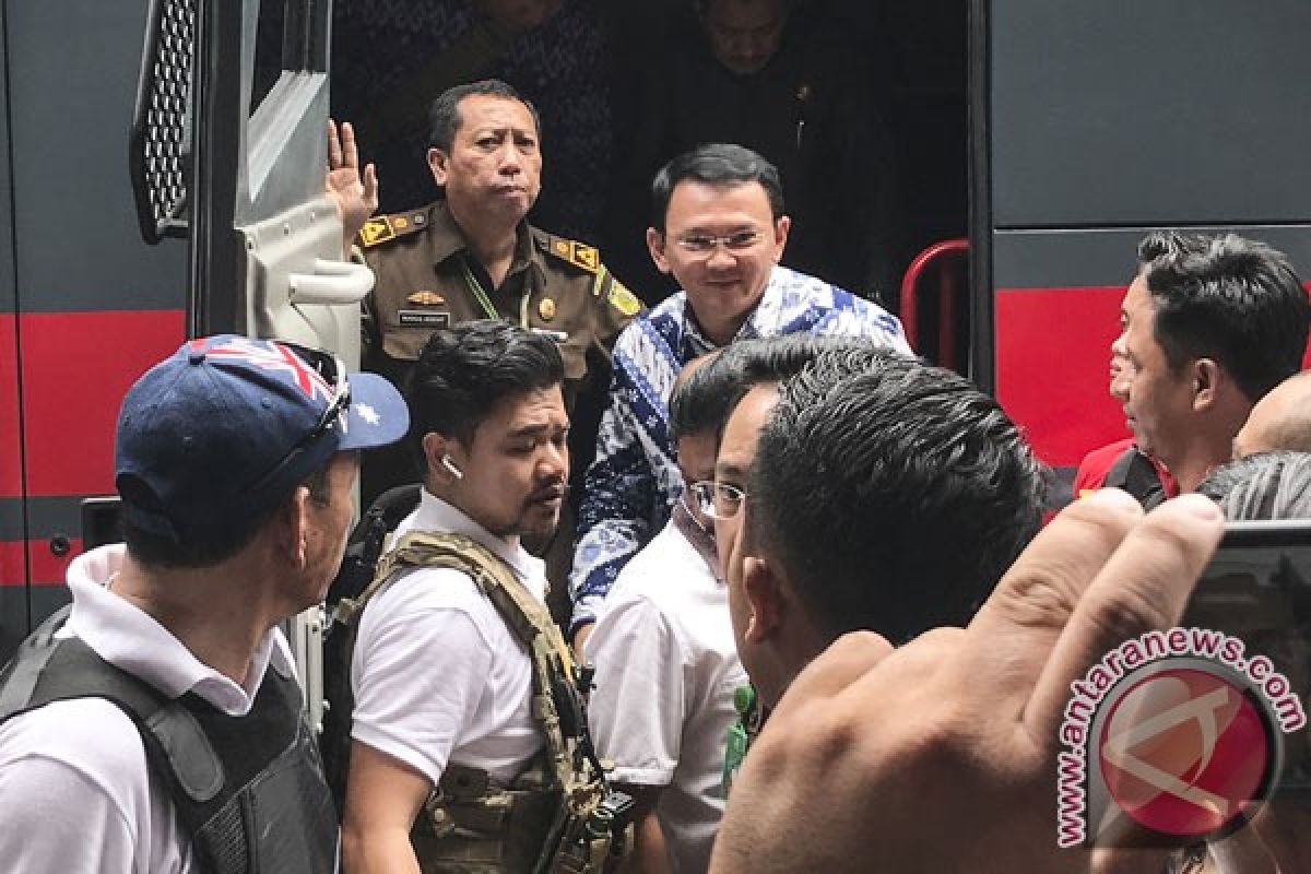 Karangan bunga untuk Ahok banjiri Rutan Brimob