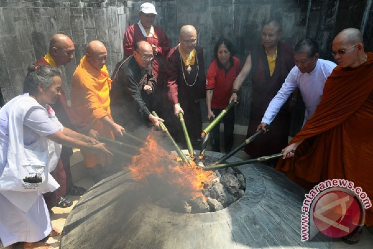 Para biksu semayamkan api dharma di Candi Mendut