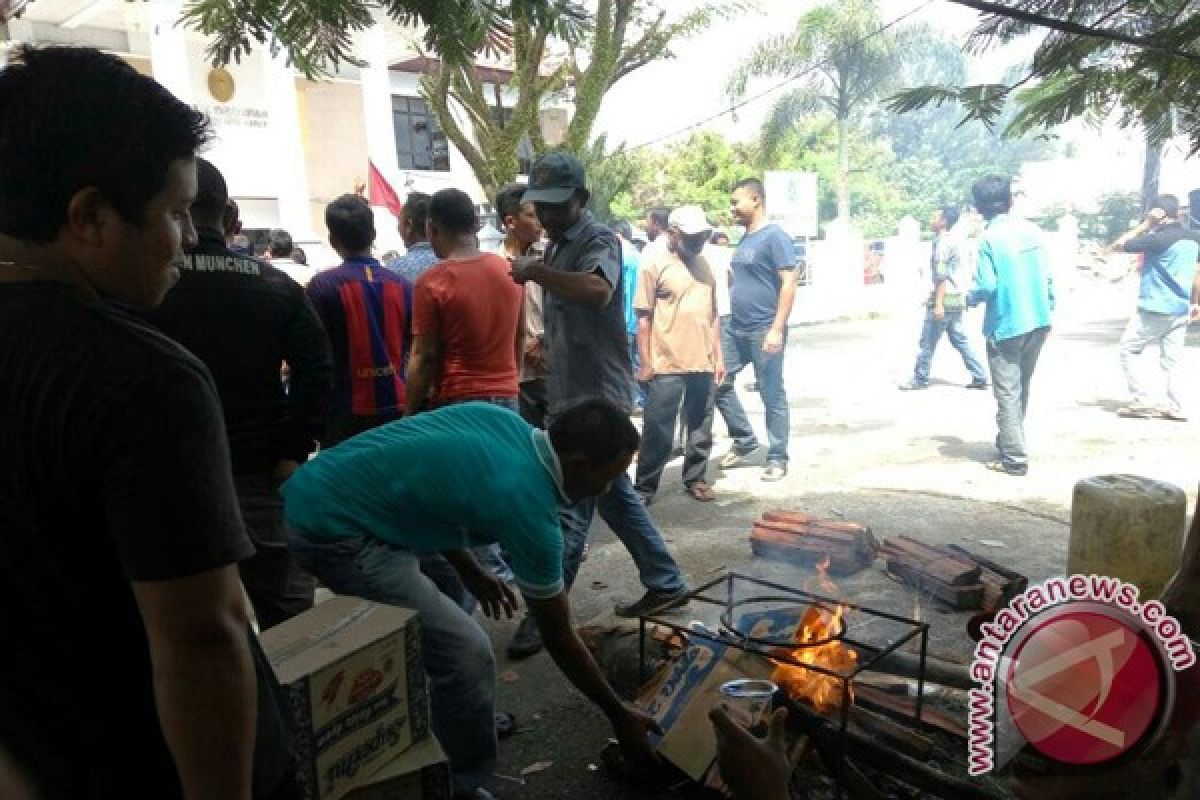 Nelayan buka dapur umum di Pengadilan Negeri Meulaboh