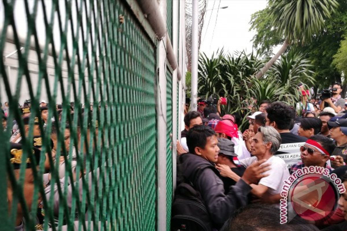 Ingin berjumpa, pendukung Ahok dorong pagar gerbang Rutan Cipinang