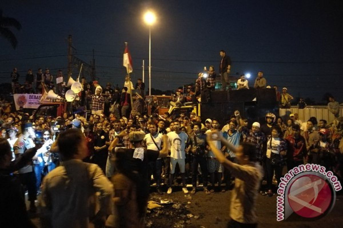 Polisi terus persuasi massa pendukung Ahok bubarkan diri