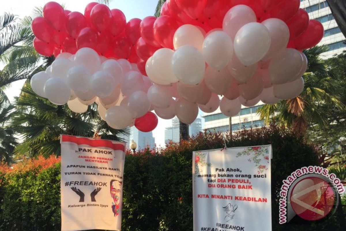 Vonis Ahok, balon merah-putih mengudara di Balai Kota