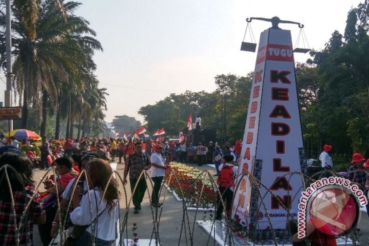 Hamparan mawar merah dan putih hiasi kawasan sidang Ahok