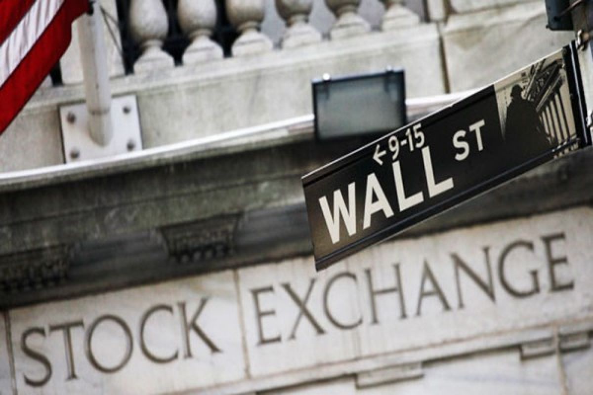 Wall Street tumbang, Dow anjlok 900 poin saat pandemi  melonjak