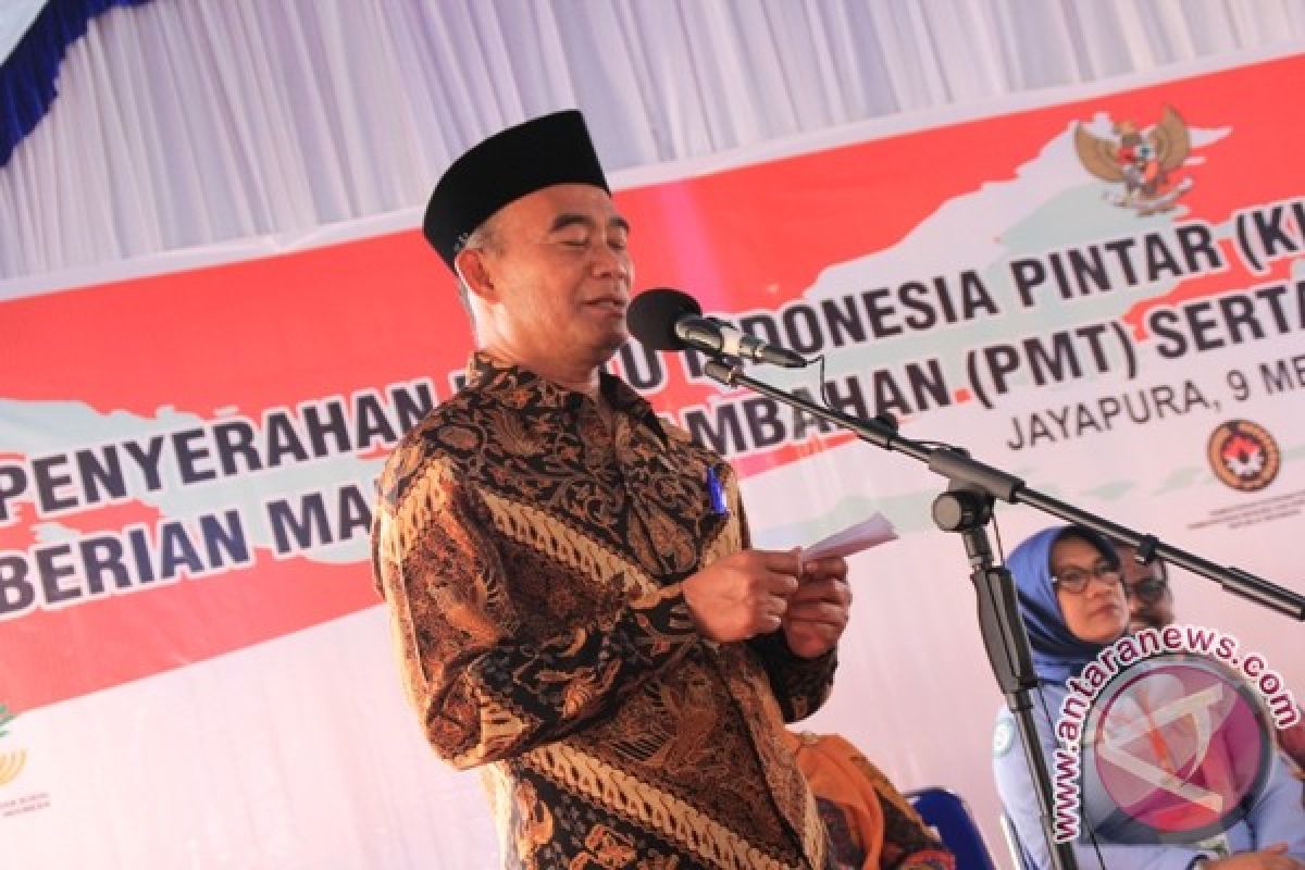 Mendikbud serahkan KIP kepada ratusan siswa di Skouw 