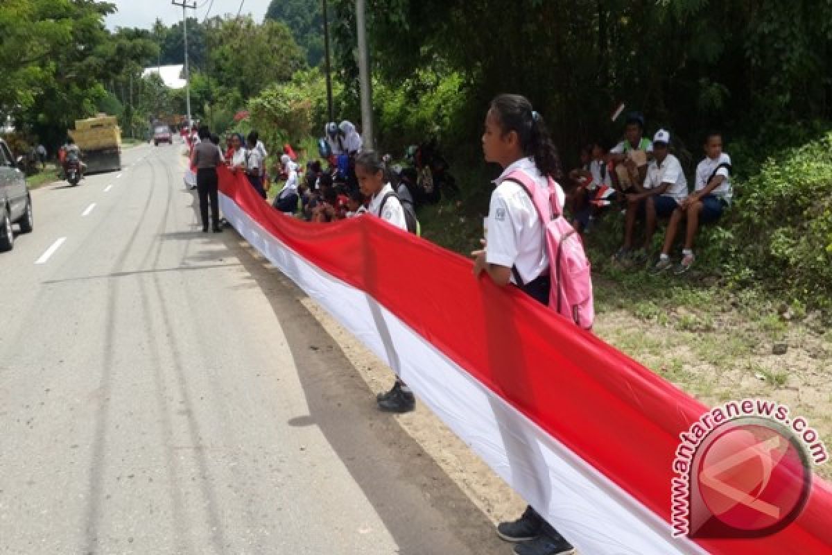 Pelajar Jayapura sambut Presiden di tepi jalan