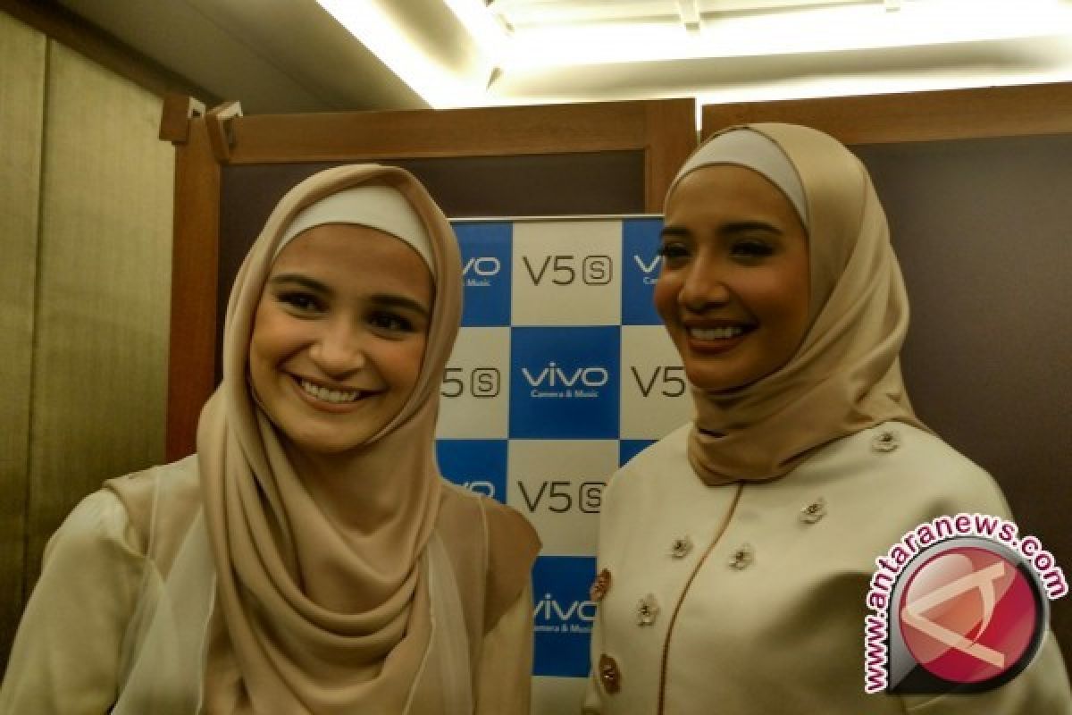 Zaskia dan Shireen Sungkar terbantu ponsel selfie