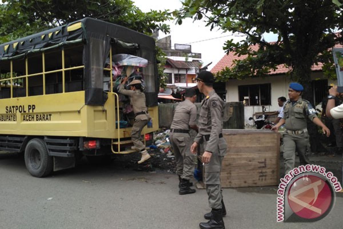 Petugas gusur pedagang kaki lima Aceh Barat