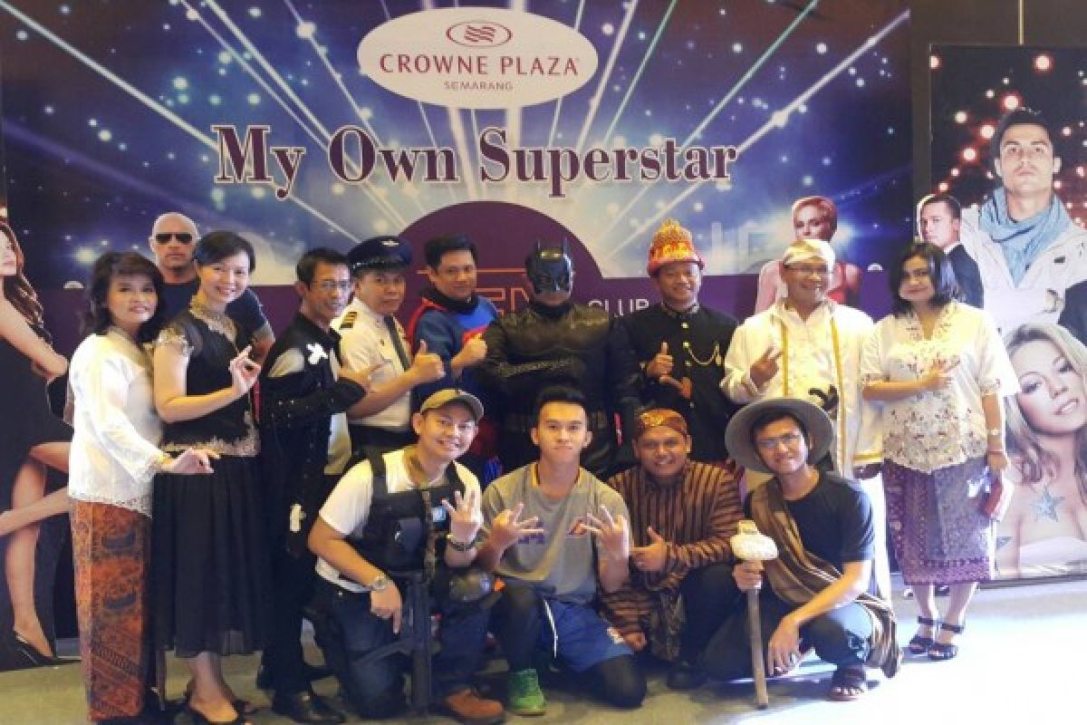 Hotel Crowne Plaza Ajak Karyawan Berkostum "Superstar"