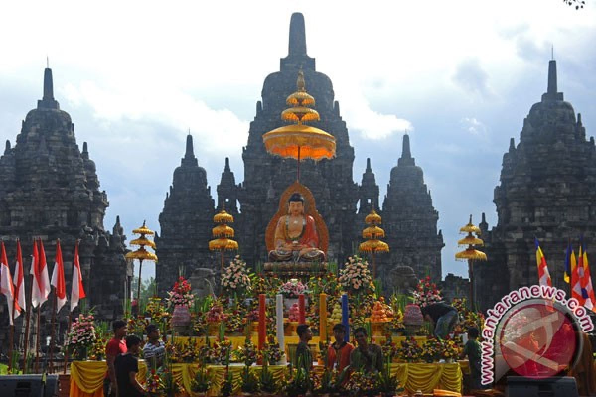 Umat Buddha rayakan Waisak berbalut budaya Bali