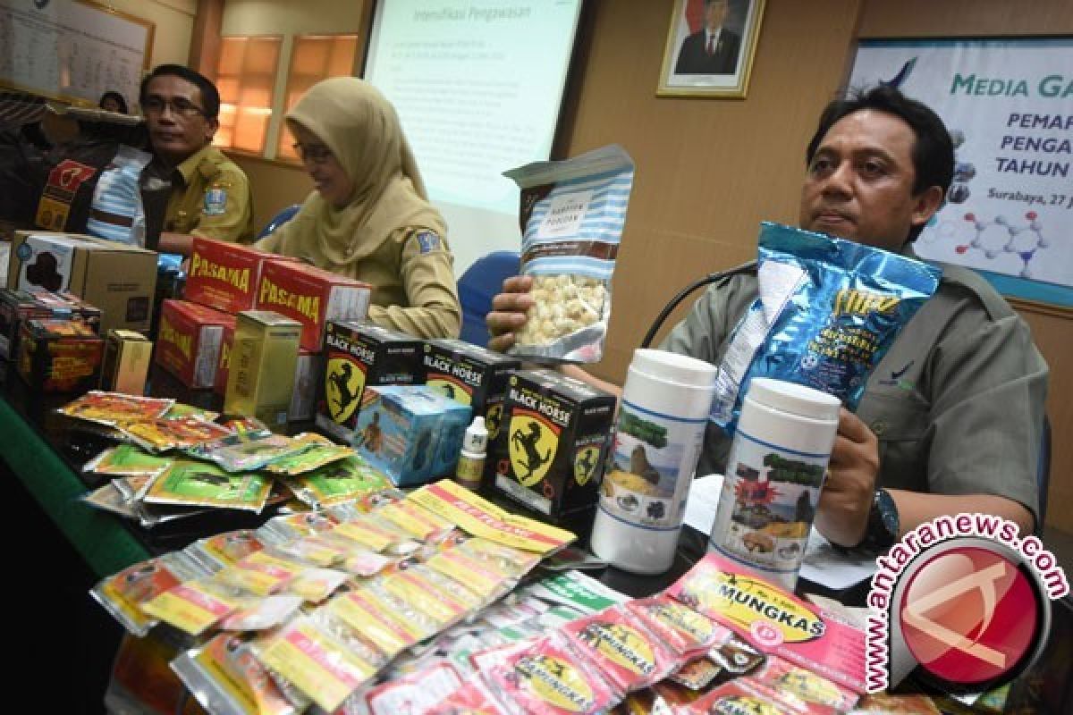 Polisi Sita Ratusan Kosmetik dan Obat-obatan Ilegal 