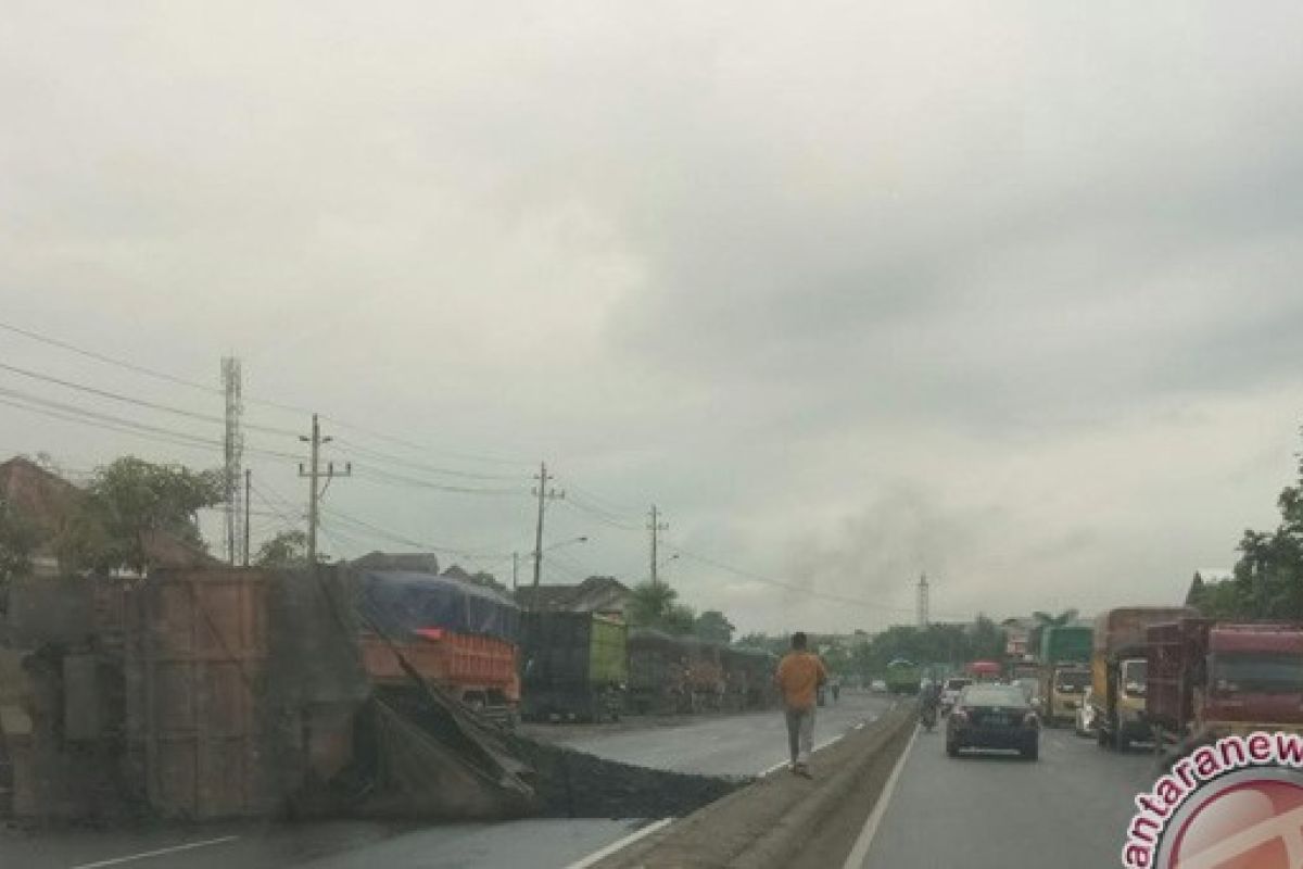 Truk batu bara terguling, arus kendaraan terhambat