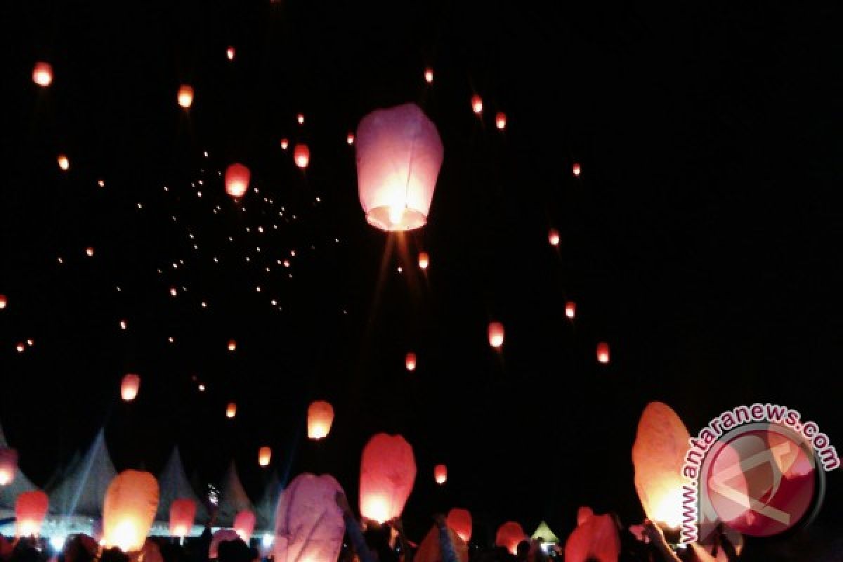  Seribu lampion diterbangkan di  Candi Muarojambi