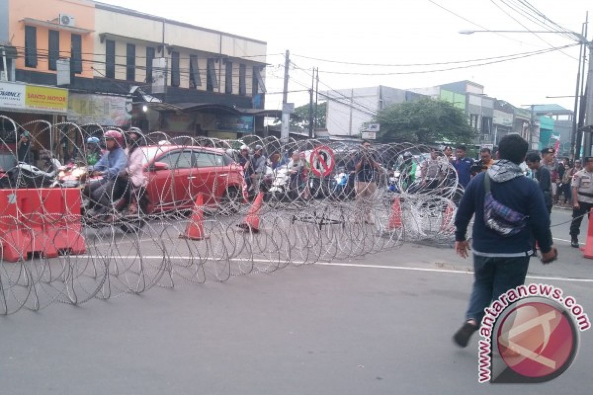 Gerbang Mako Brimob kini tertutup kawat berduri