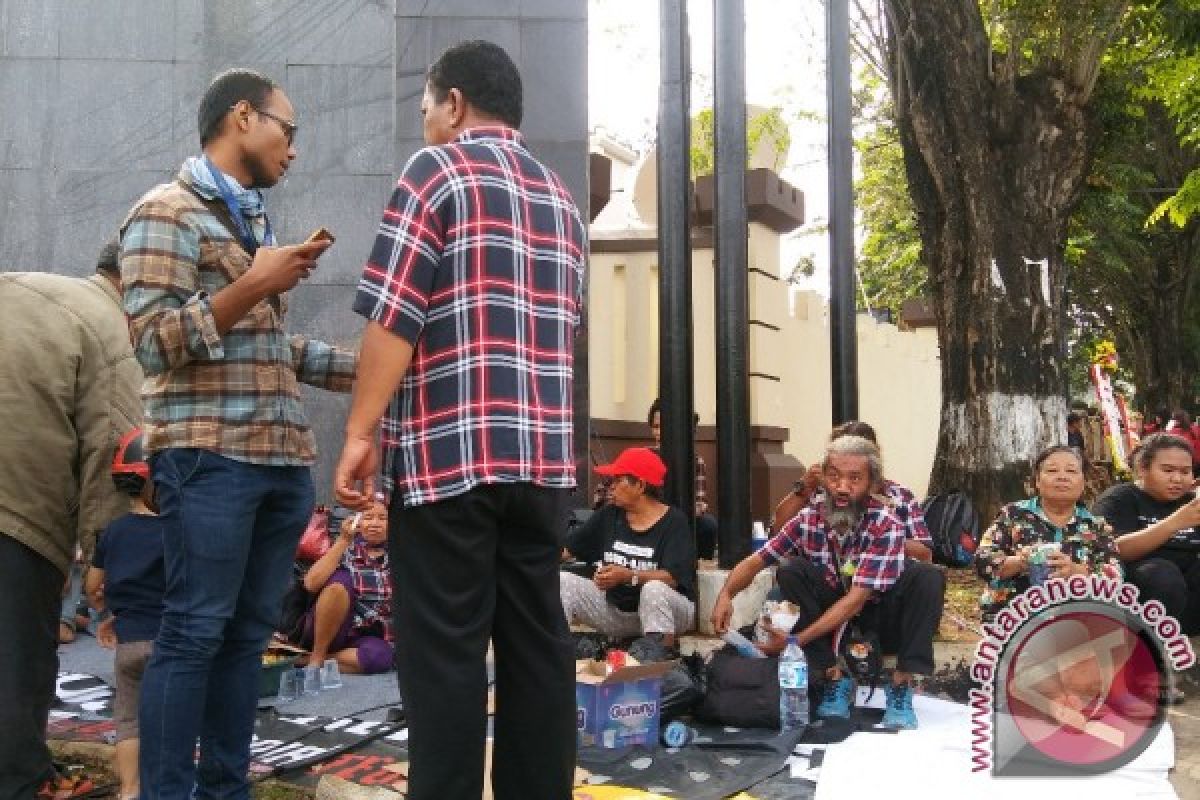 Saat pendukung Ahok nekat menginap di Mako Brimob