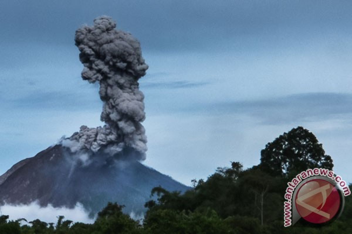 Mount Sinabung erupts early Thursday morning