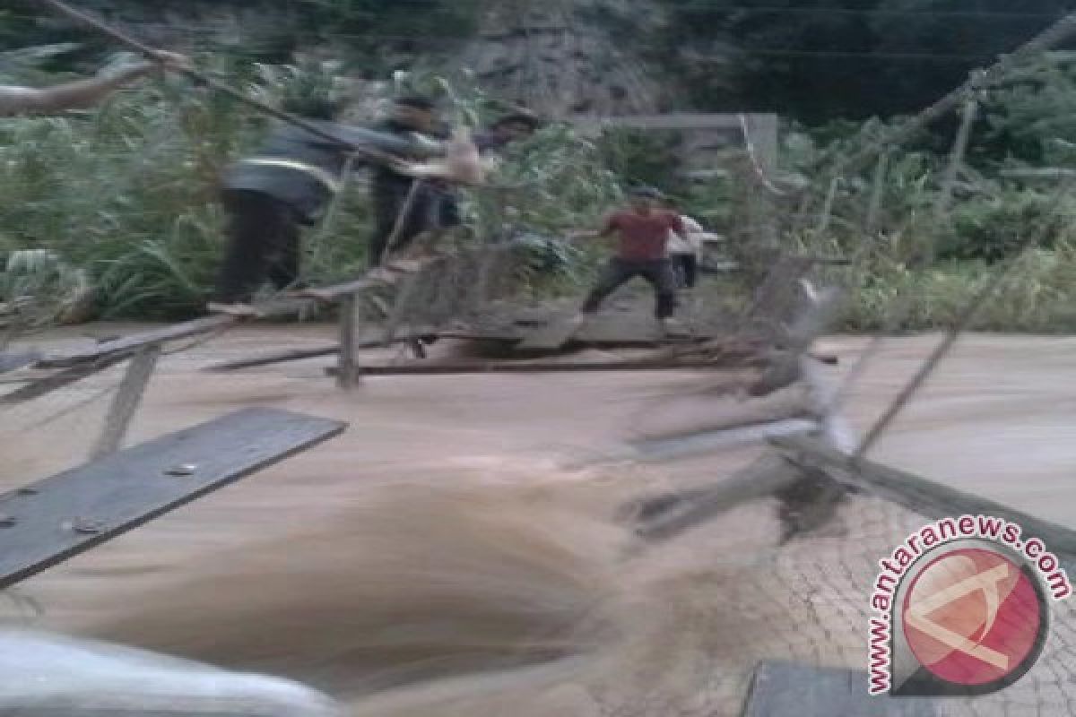 Jembatan Gantung Rusak Sejumlah Desa Terisolir