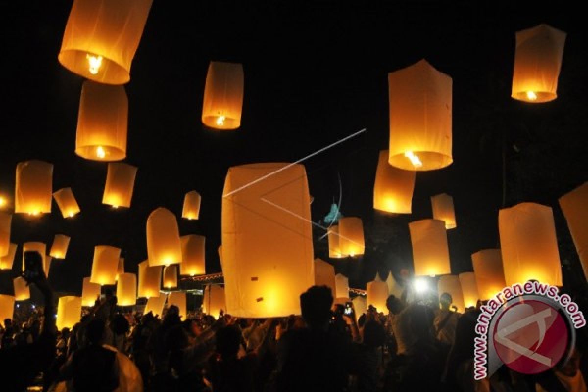 Sebanyak 1.999 Lampion Diterbangkan di Borobudur