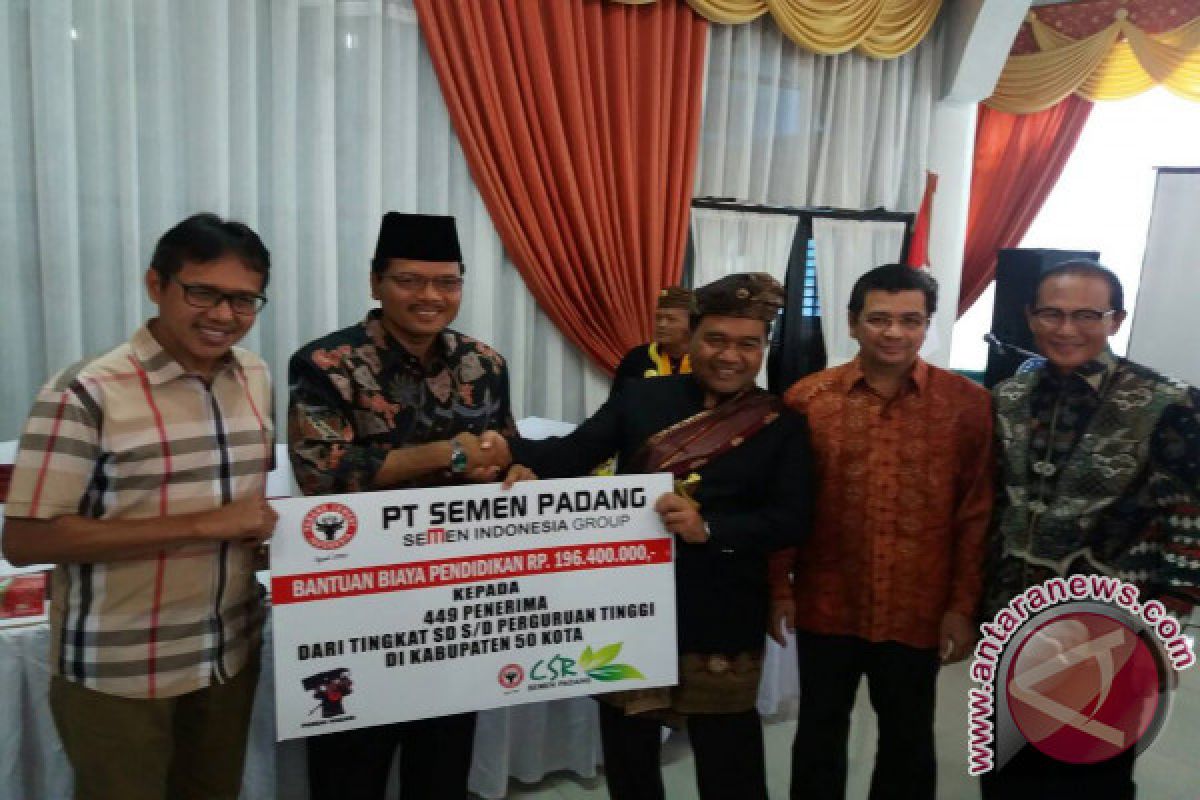 Semen Padang Salurkan Beasiswa Senilai Rp196 Juta