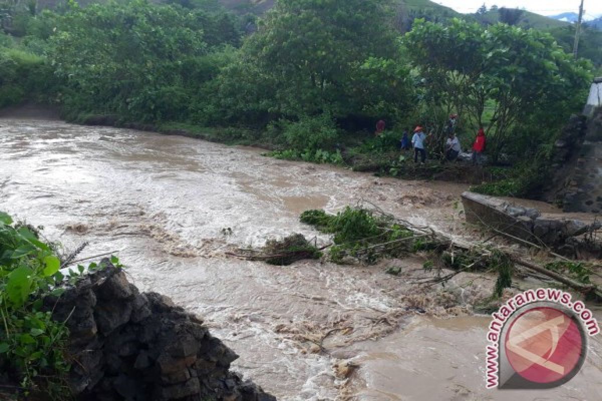 Jembatan Di Tolangohula Ambruk Lumpuhkan Aktivitas Warga