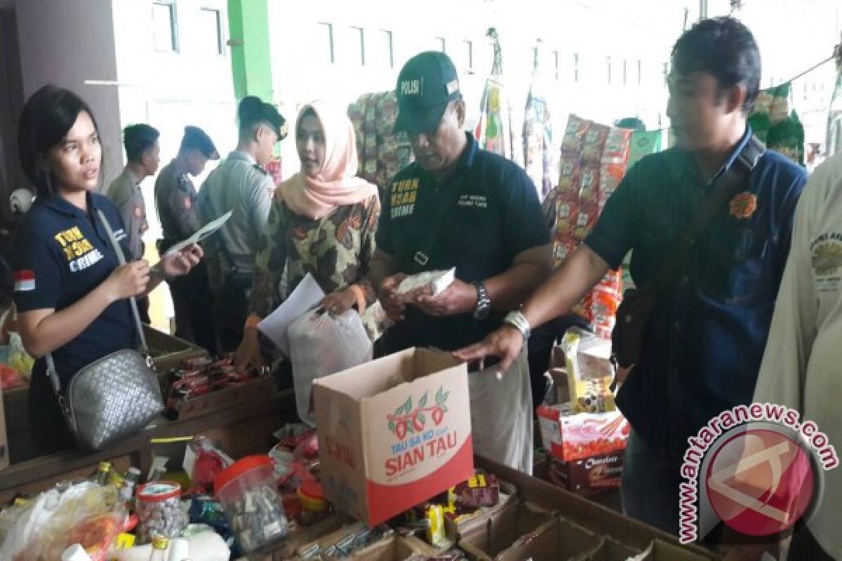 Tapin police inspects expired food products