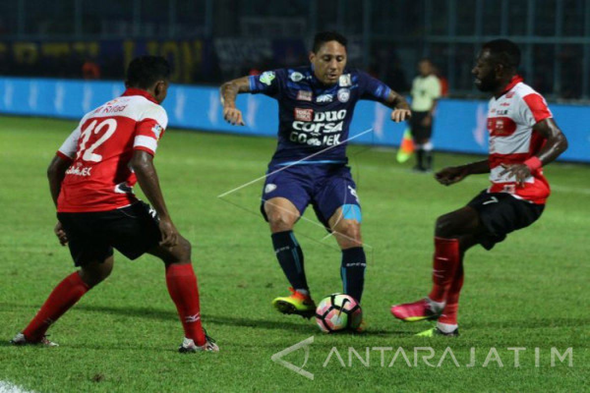Penalti Selamatkan Arema FC Dari Kekalahan Atas Madura United
