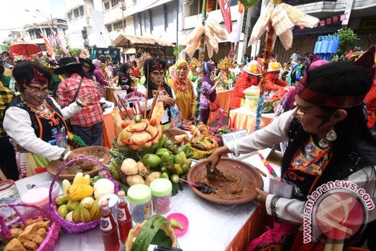 Ribuan peserta semarakkan festival rujak uleg Surabaya