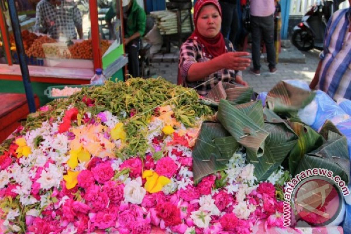 Pedagang Bunga Dadakan Muncul di Wilayah Perkuburan