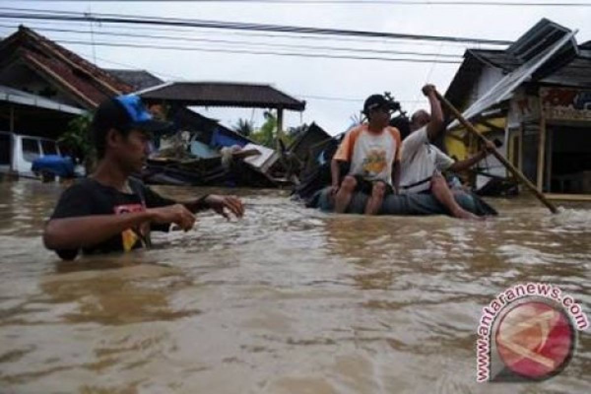 Korban Banjir Muara Kaman Kutai Kartanegara Terus Bertambah