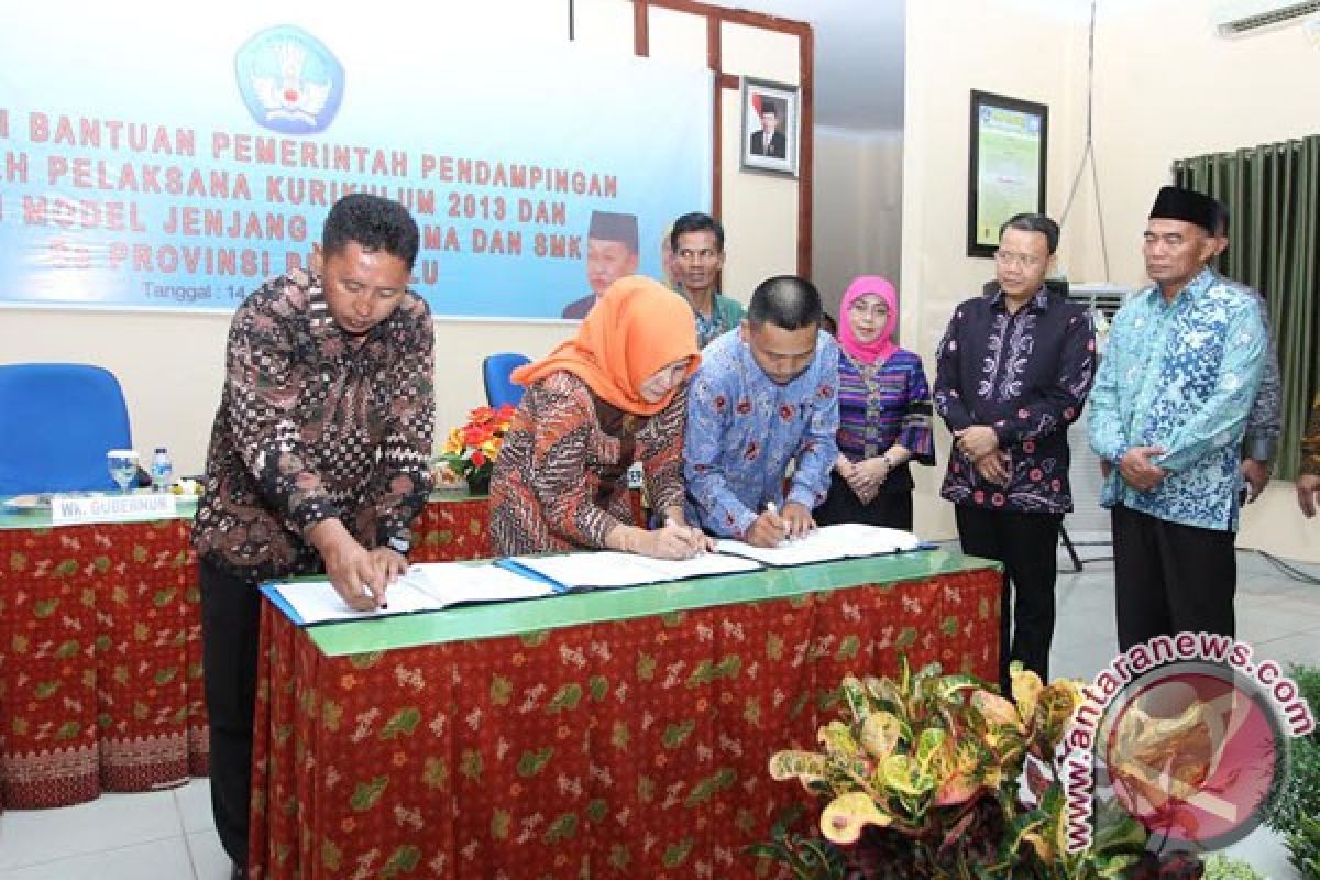 Mendikbud Serahkan PIP Untuk 500 Pelajar Bengkulu