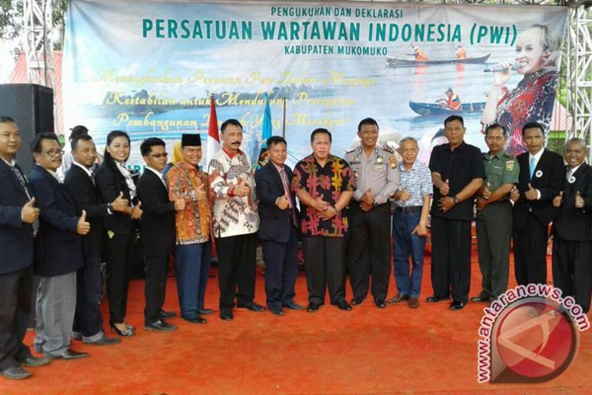 Ketua PWI Bengkulu Kukuhkan Penggurus PWI Mukomuko