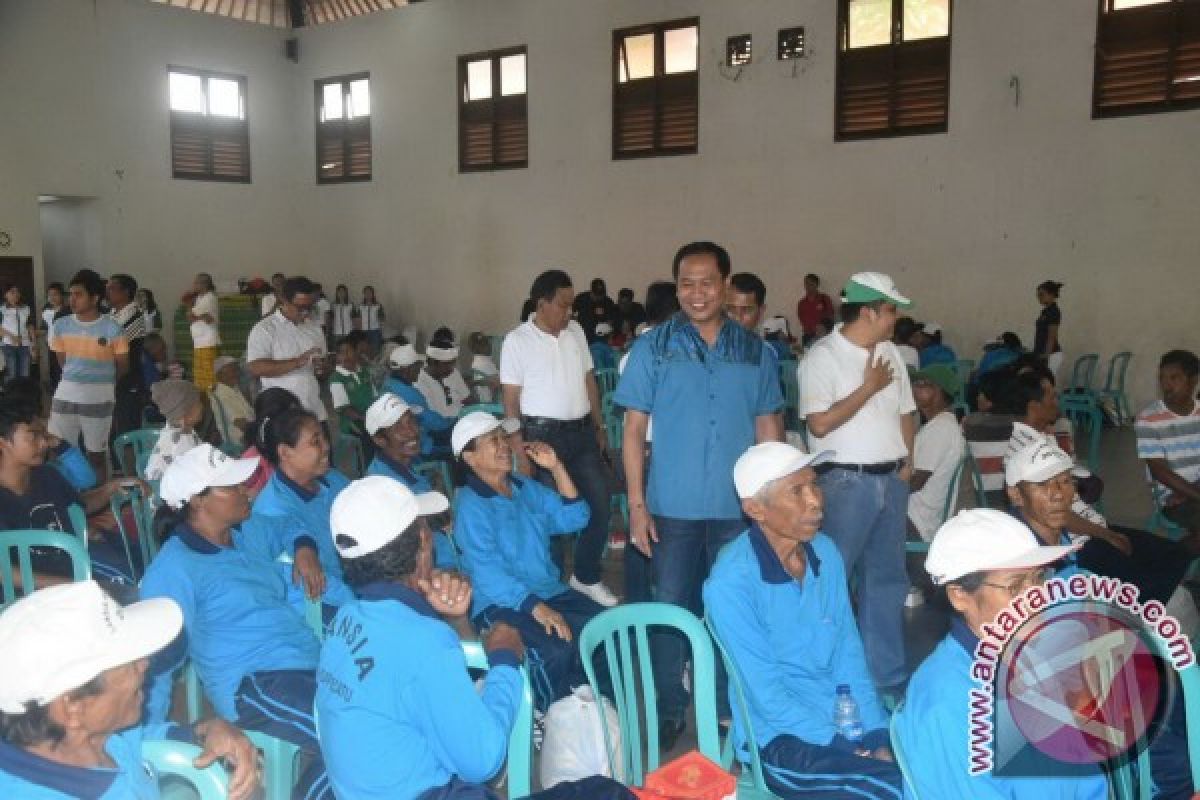 BPD Bali Bagikan 100 Sembako di Pecatu