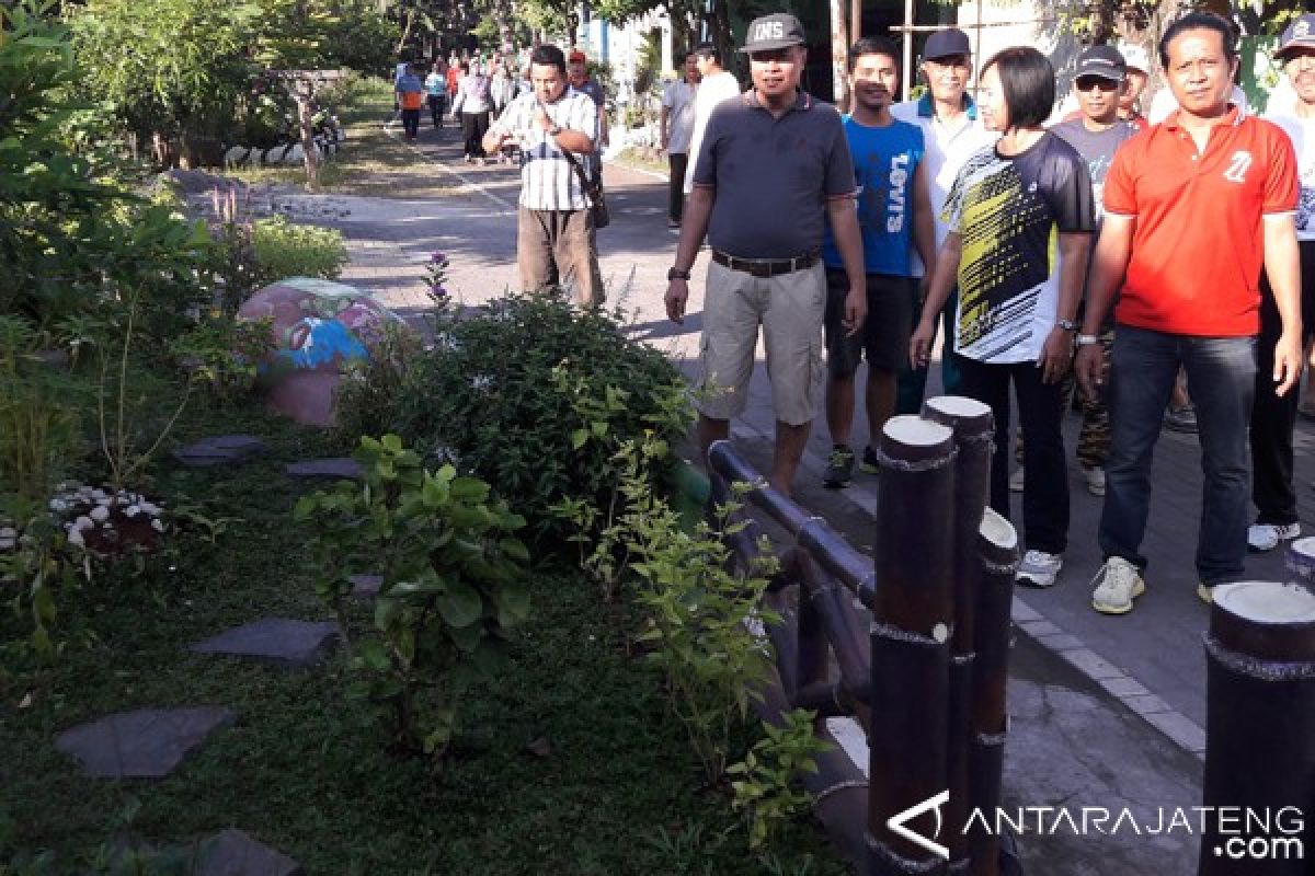 Warga "Kampung Hebat" Adakan Jalan Sehat