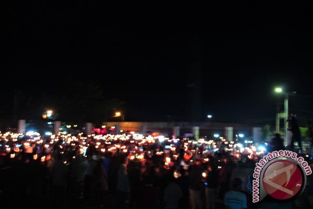 Masyarakat Jayawijaya myalakan seribu lilin untuk Ahok 