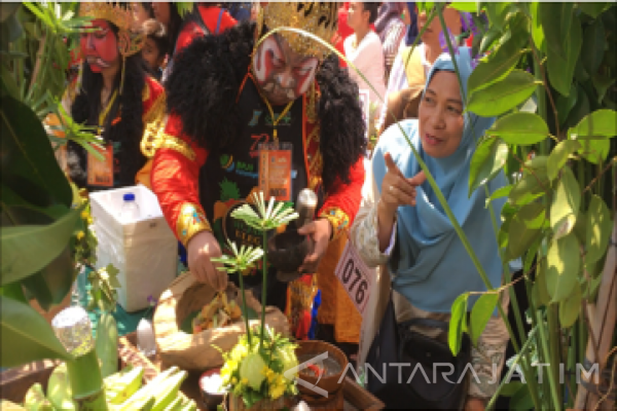 Ribuan Peserta Semarakkan Festival Rujak Uleg Surabaya (Video)