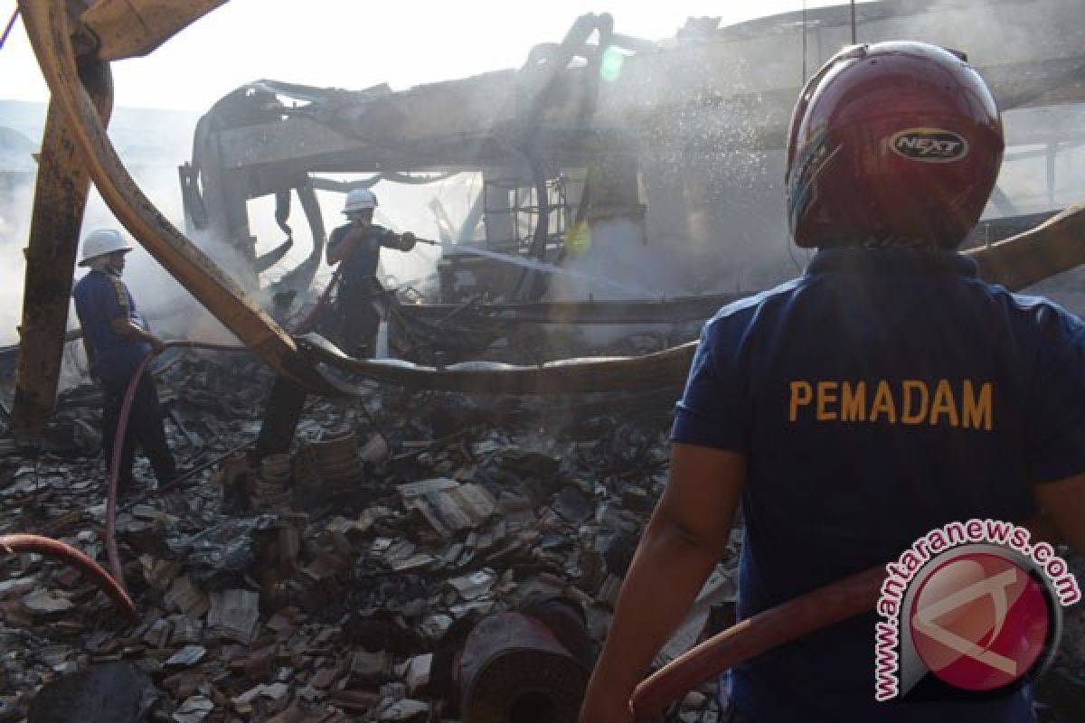 PMK Ponorogo kewalahan padamkan kebakaran Pasar Songgolangit