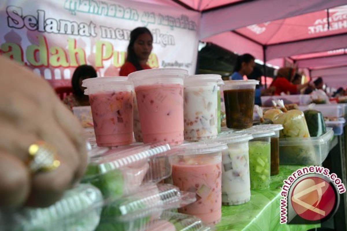 Jajaran Korem Gapo berbagi takjil pada masyarakat kurang mampu