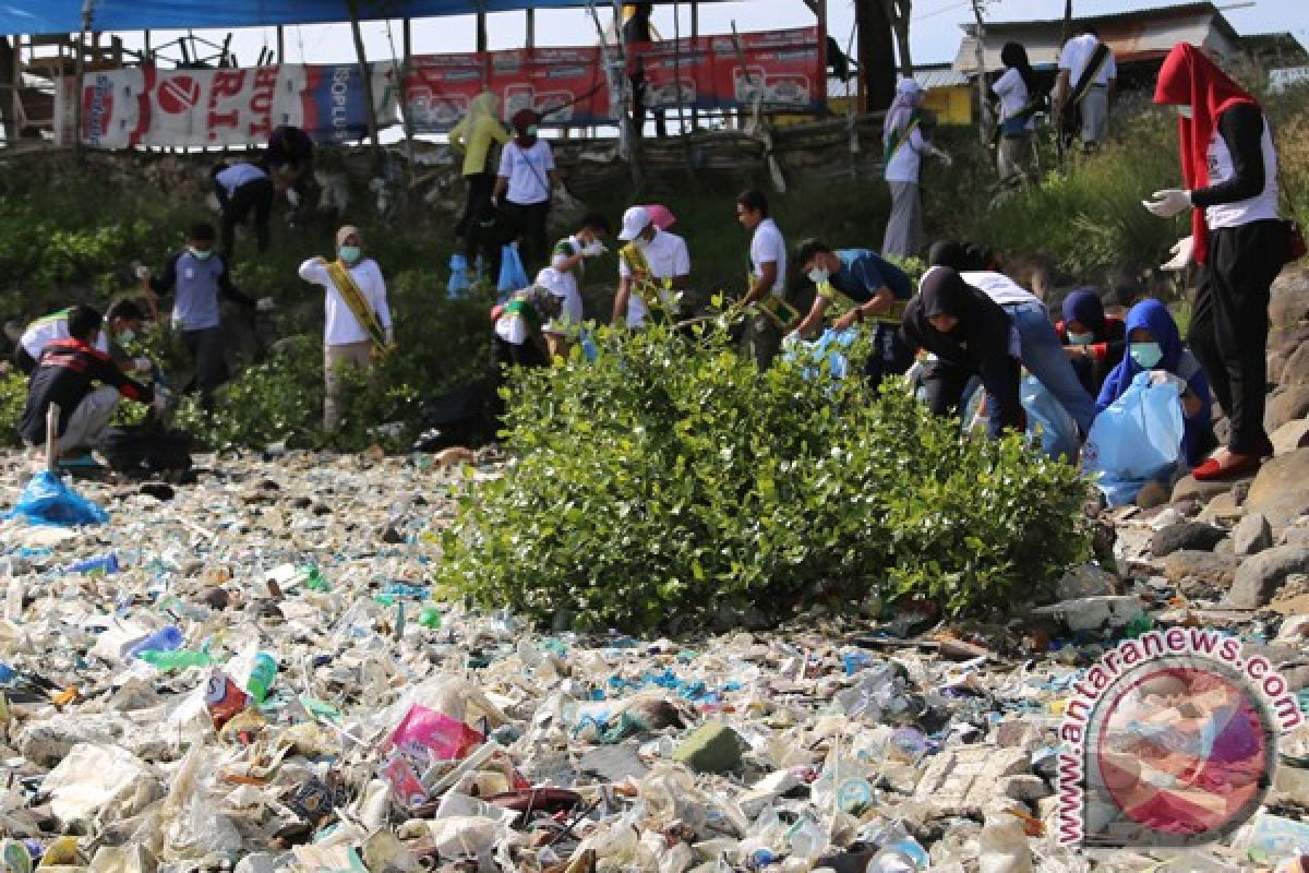 Ratusan relawan bersihkan Waduk Lhokseumawe 