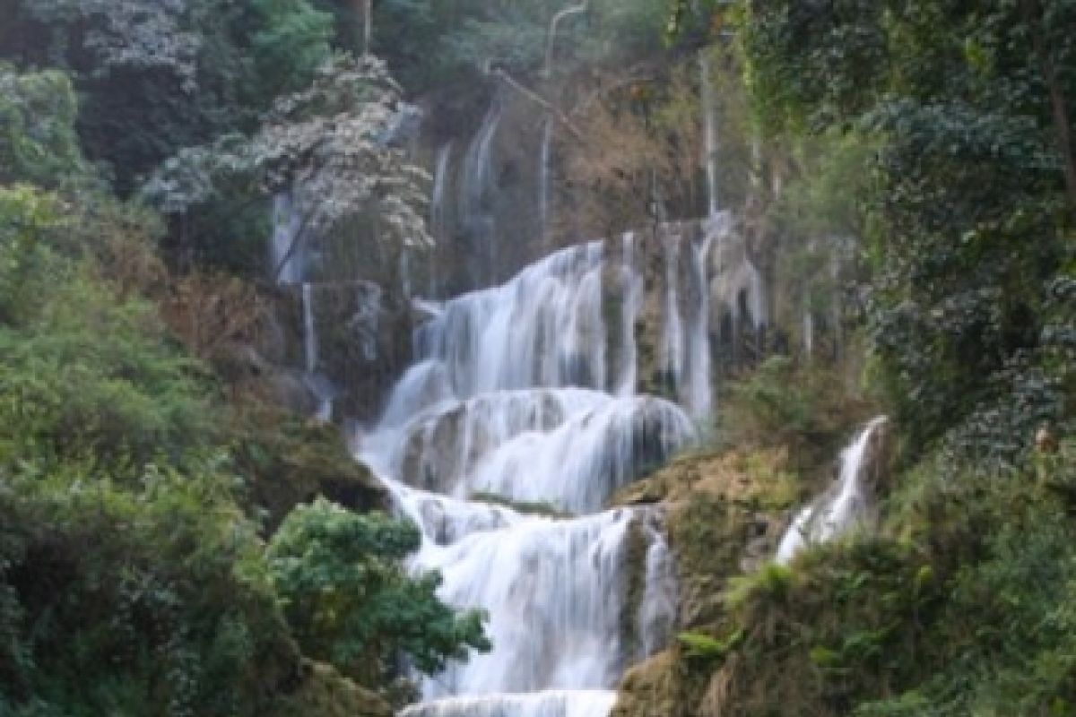 Wisatawan Kagumi Keindahan Air Terjun Wera 