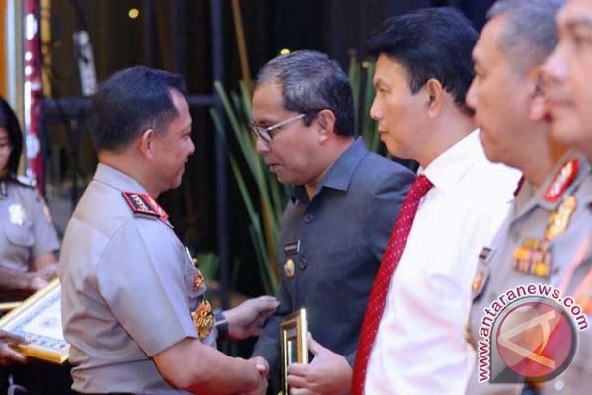 Wali Kota Makassar Terima Penghargaan Dari Kapolri 